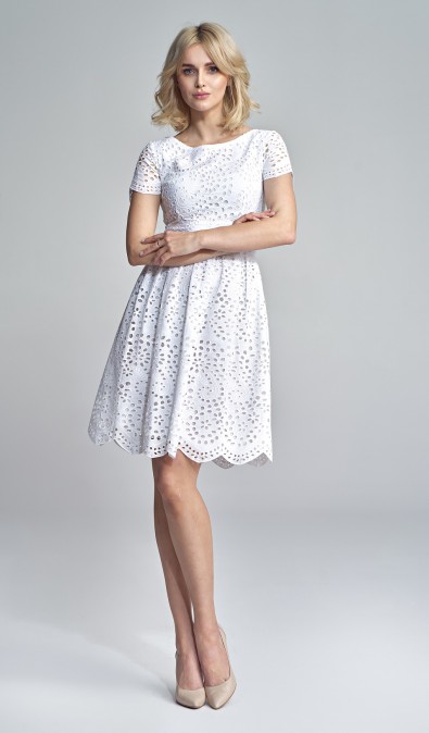 Krótka sukienka z krótkim rękawem z ażurowej tkaniny
